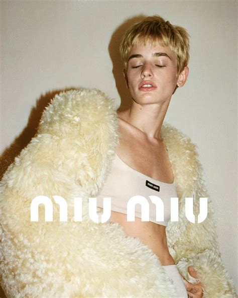 miu miu 口罩|New Collection: Holiday .